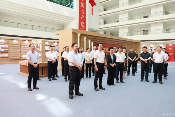 天桥区组织参观“铁规矩 硬杠杠——深入贯彻中央八项规定精神学习教育专题展”